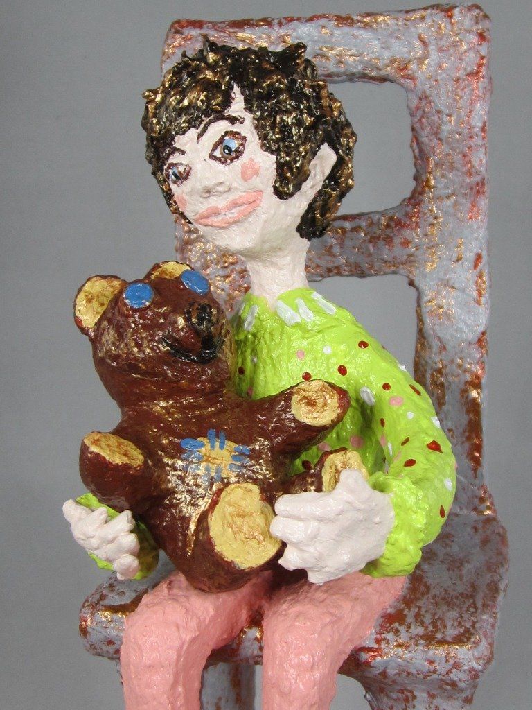 sculpture-petitefille-ours-papiermache-sylviehue-2.jpg