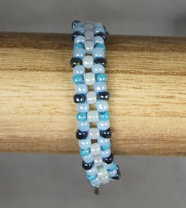 Bracelet en perles de rocaille bleues et blanches