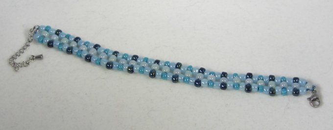 Bracelet en perles de rocaille bleues et blanches