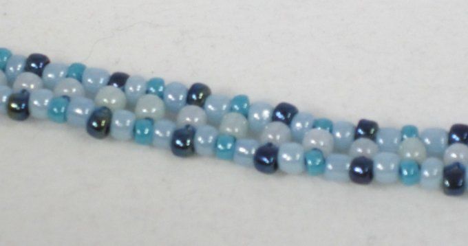 Bracelet en perles de rocaille bleues et blanches