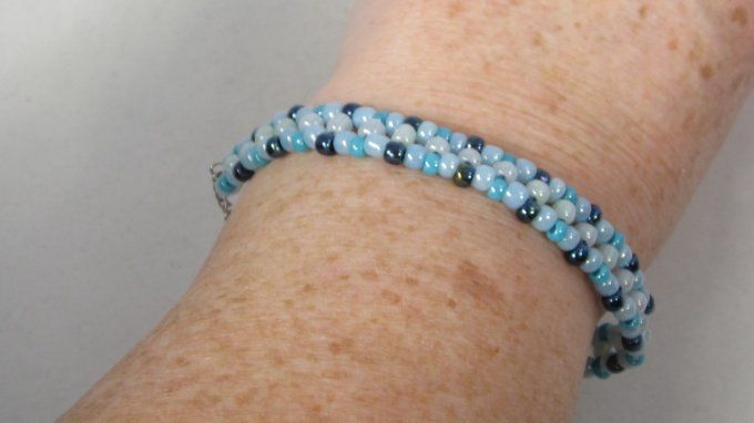 Bracelet en perles de rocaille bleues et blanches