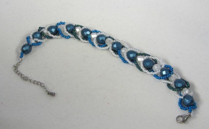 Bracelet de perles bleues et blanches facettées