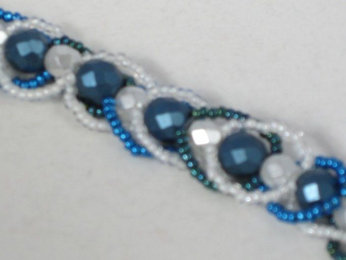 Bracelet de perles bleues et blanches facettées