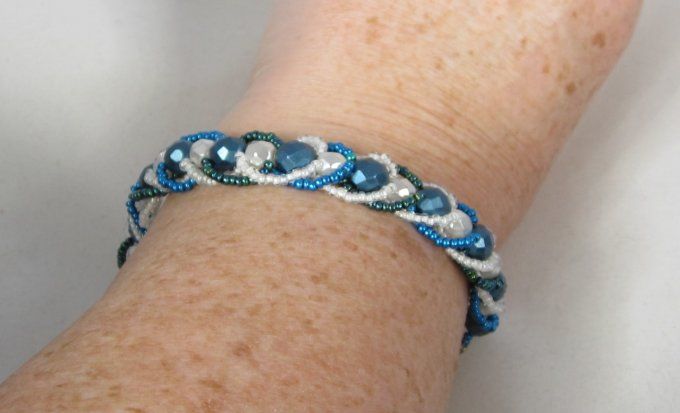 Bracelet de perles bleues et blanches facettées