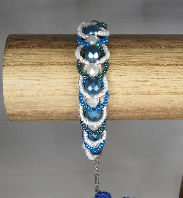 Bracelet de perles bleues et blanches facettées