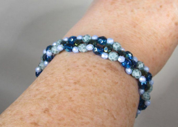 Bracelet de perles de Bohème facettées bleues, grises et hématite irisées