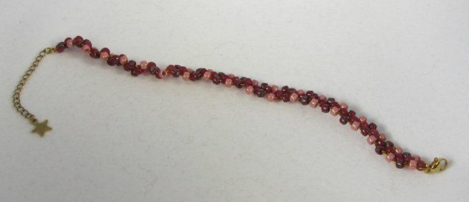 Bracelet de perles de rocaille roses, rouges  et bordeaux