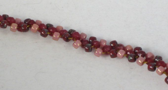 Bracelet de perles de rocaille roses, rouges  et bordeaux