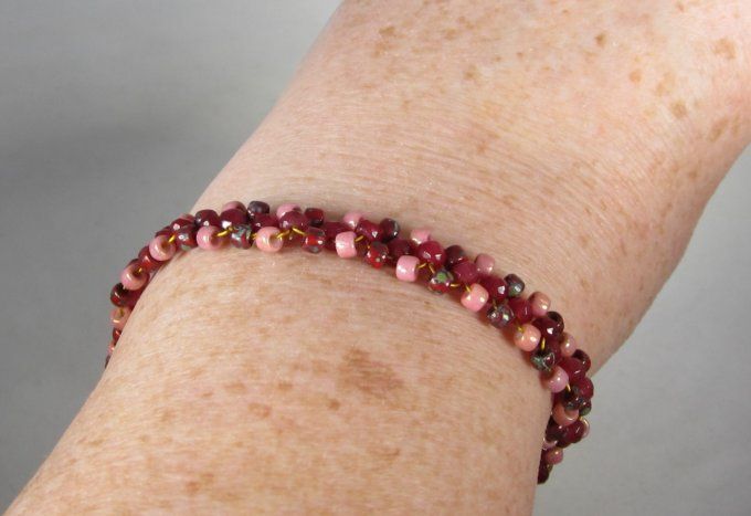 Bracelet de perles de rocaille roses, rouges  et bordeaux