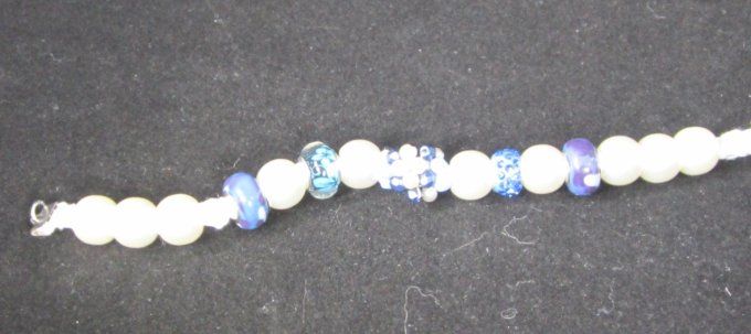 Bracelet cordon blanc avec charms bleus et perles nacrées