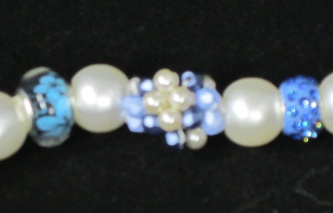 Bracelet cordon blanc avec charms bleus et perles nacrées