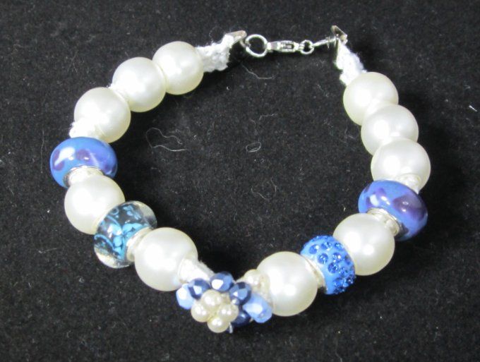 Bracelet cordon blanc avec charms bleus et perles nacrées