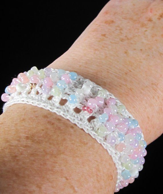 Bracelet blanc avec perles nacrées