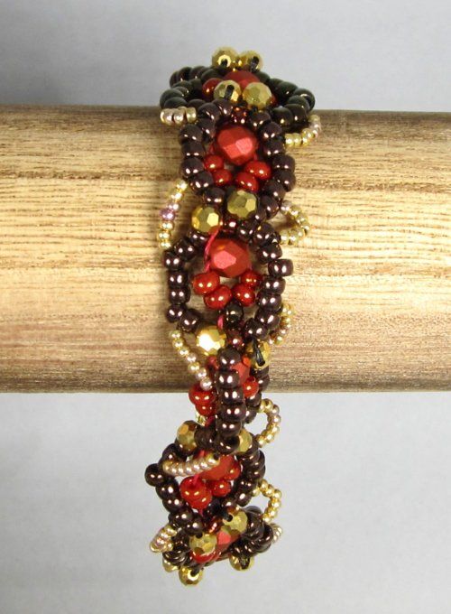 Bracelet avec perles facettées rouges métalliques, brunes et or