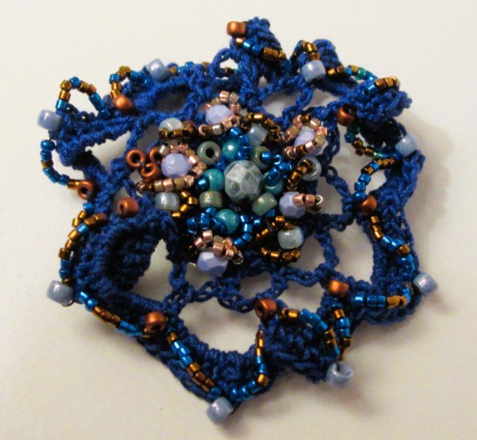 broche au crochet avec perles brodées