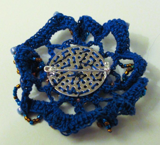 broche au crochet avec perles brodées