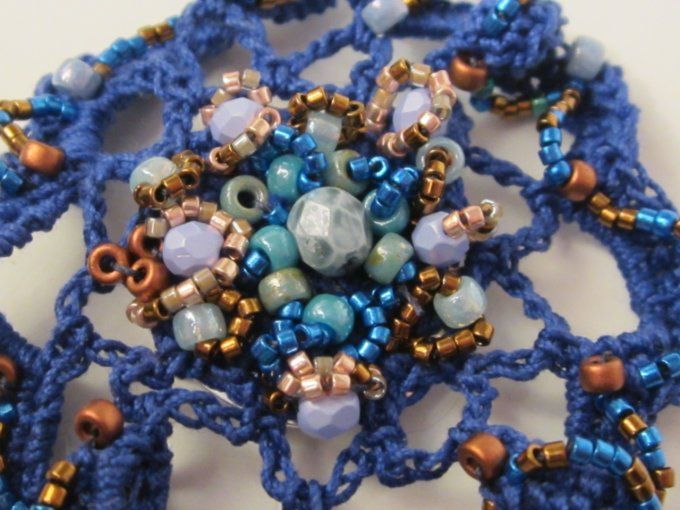 broche au crochet avec perles brodées