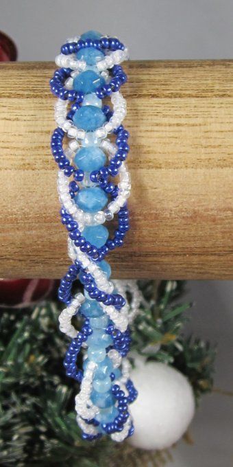 Bracelet de perles bleues facettées 