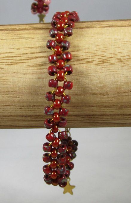 bracelet de perles bordeaux